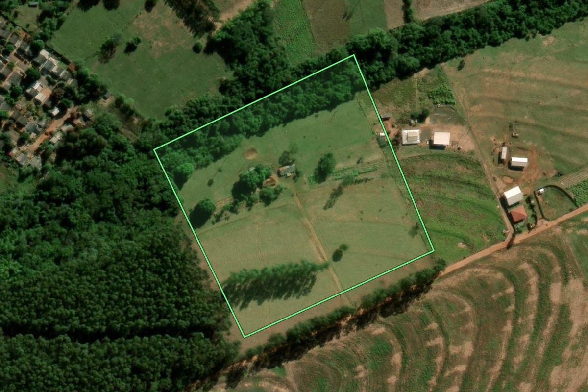 Imagem de satélite do imóvel rural em Terra Roxa (PR), com o contorno declarado no CAR desenhado por cima.