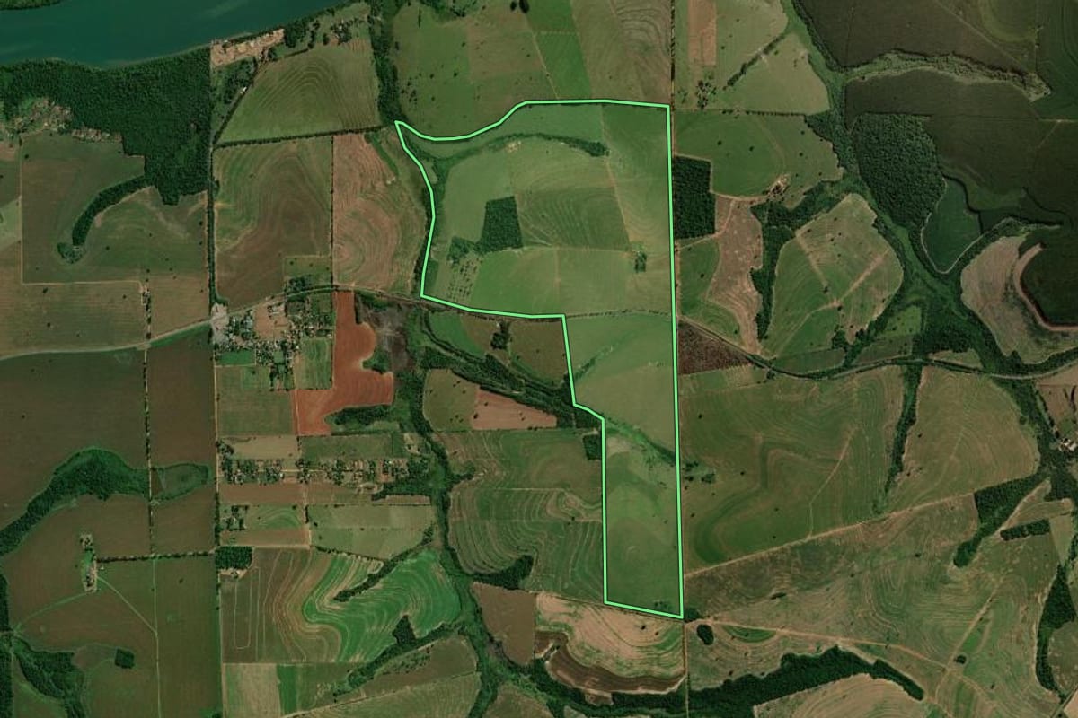 Imagem de satélite do imóvel rural em Terra Roxa (PR), com o contorno declarado no CAR desenhado por cima.