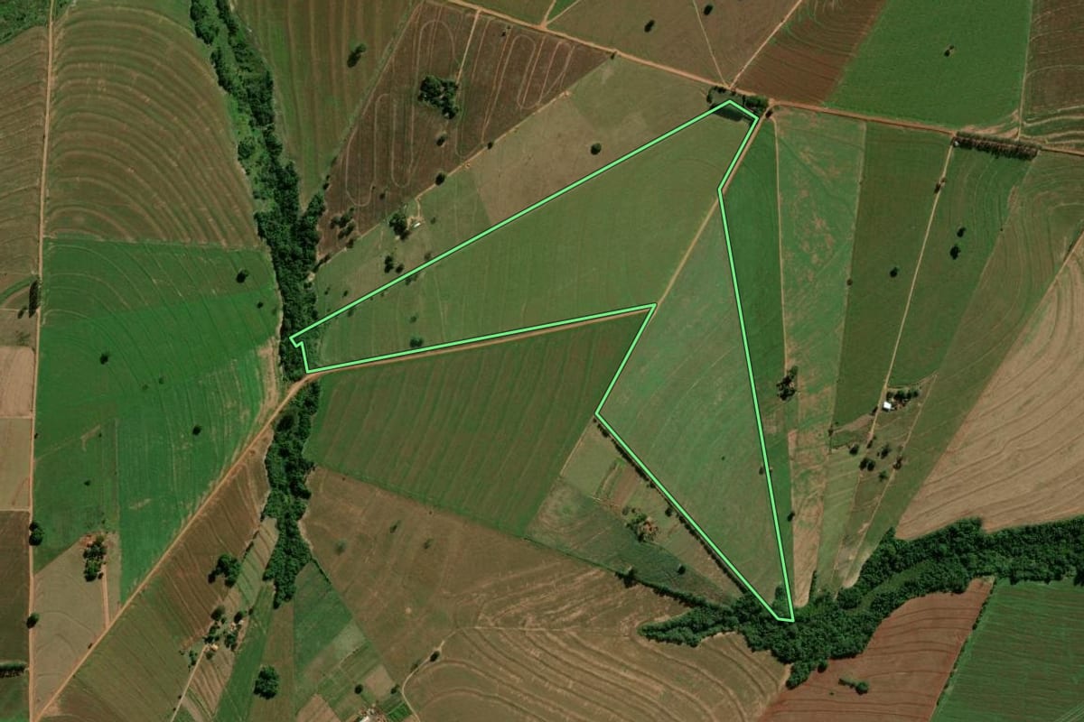 Imagem de satélite do imóvel rural em Terra Roxa (PR), com o contorno declarado no CAR desenhado por cima.