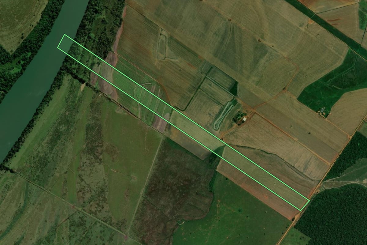 Imagem de satélite do imóvel rural em Terra Roxa (PR), com o contorno declarado no CAR desenhado por cima.