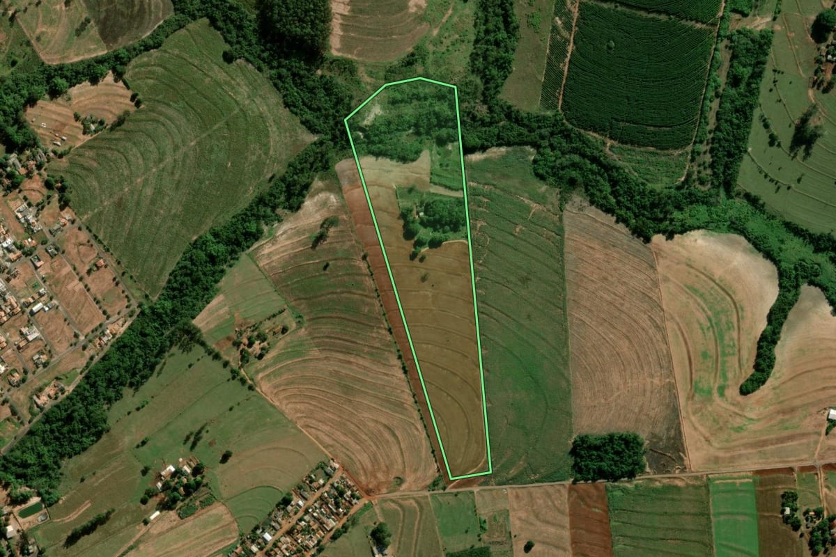 Imagem de satélite do imóvel rural em Terra Roxa (PR), com o contorno declarado no CAR desenhado por cima.