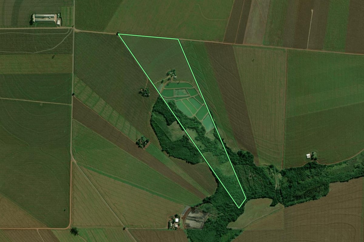 Imagem de satélite do imóvel rural em Terra Roxa (PR), com o contorno declarado no CAR desenhado por cima.