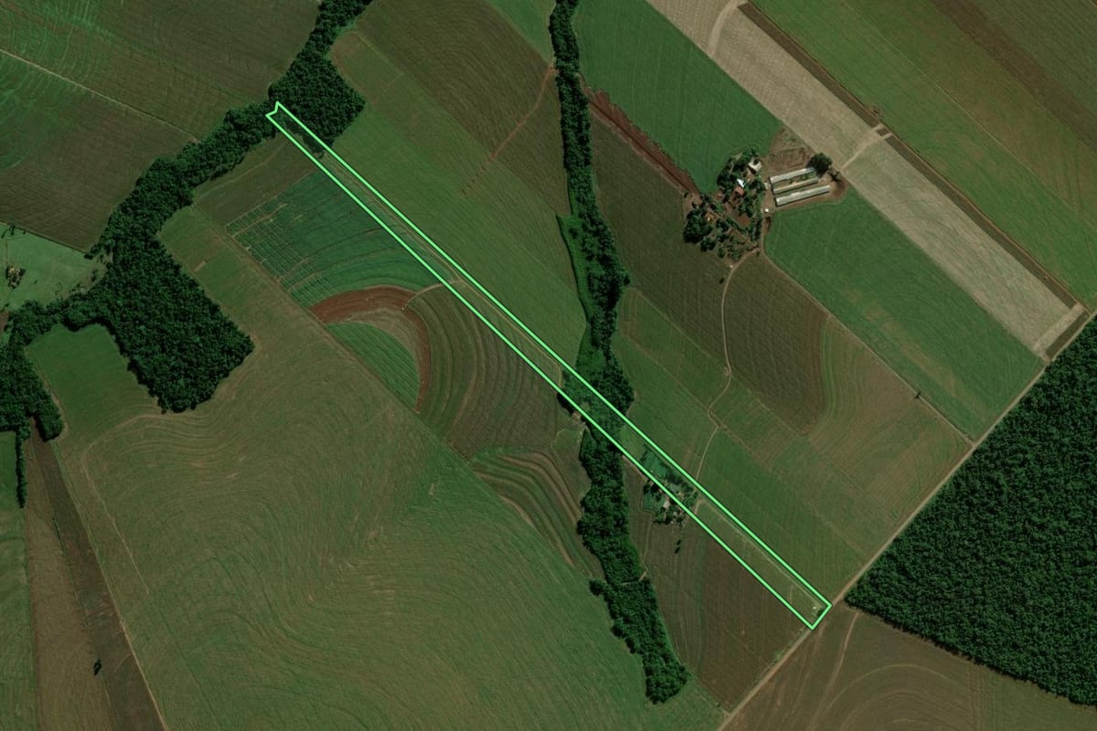 Imagem de satélite do imóvel rural em Terra Roxa (PR), com o contorno declarado no CAR desenhado por cima.