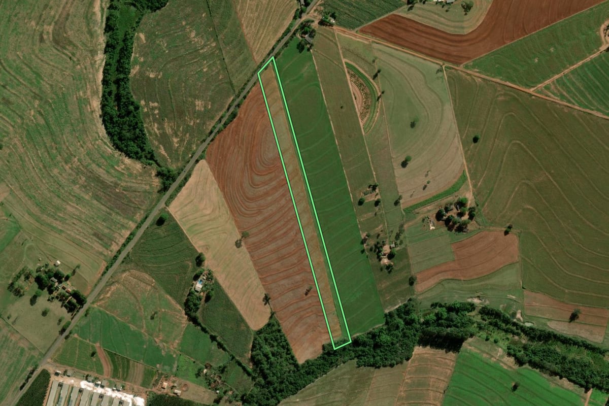 Imagem de satélite do imóvel rural em Terra Roxa (PR), com o contorno declarado no CAR desenhado por cima.
