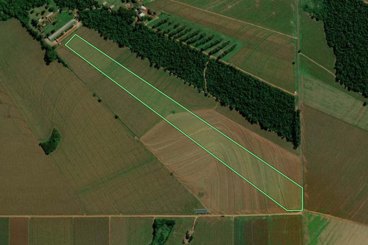 Imagem de satélite do imóvel rural em Terra Roxa (PR), com o contorno declarado no CAR desenhado por cima.
