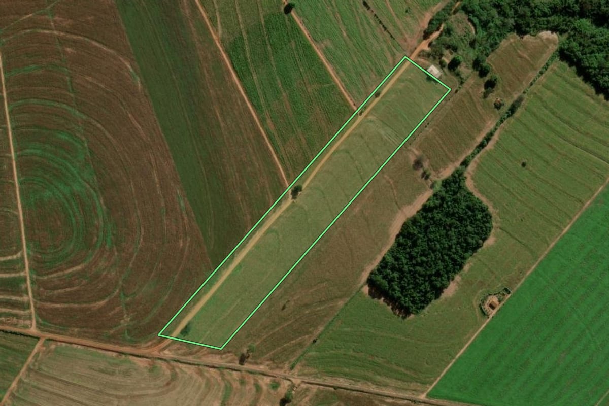 Imagem de satélite do imóvel rural em Terra Roxa (PR), com o contorno declarado no CAR desenhado por cima.