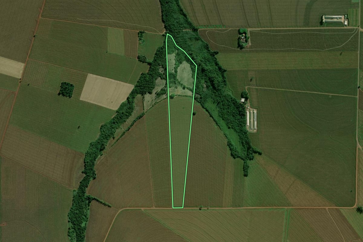 Imagem de satélite do imóvel rural em Terra Roxa (PR), com o contorno declarado no CAR desenhado por cima.