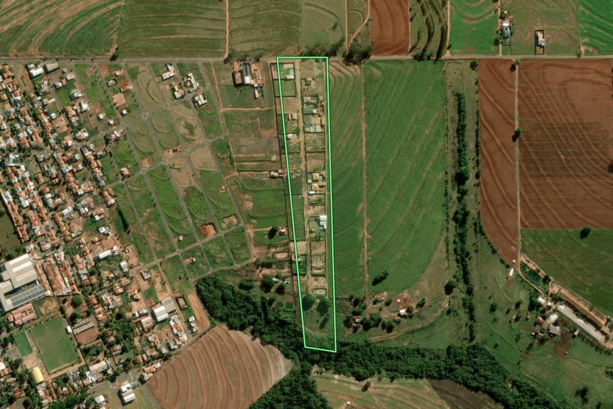 Imagem de satélite do imóvel rural em Terra Roxa (PR), com o contorno declarado no CAR desenhado por cima.