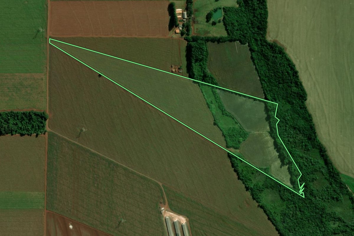 Imagem de satélite do imóvel rural em Terra Roxa (PR), com o contorno declarado no CAR desenhado por cima.