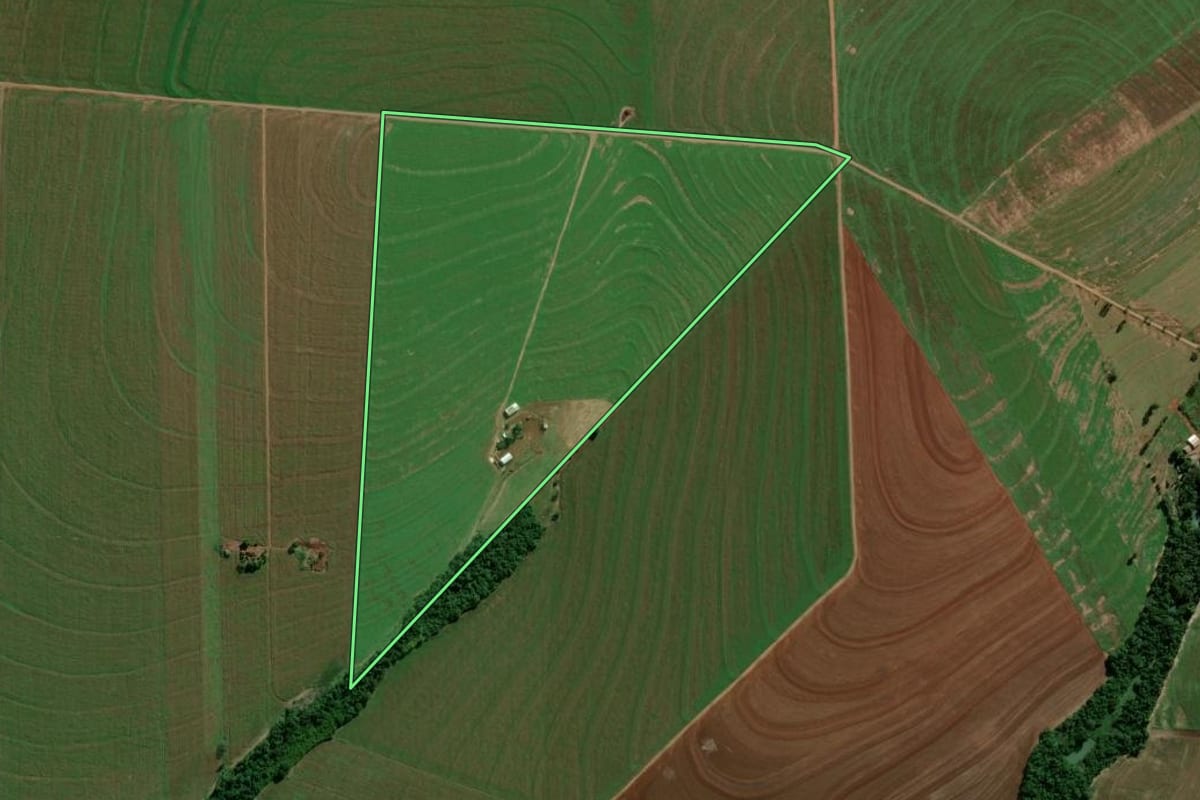 Imagem de satélite do imóvel rural em Terra Roxa (PR), com o contorno declarado no CAR desenhado por cima.
