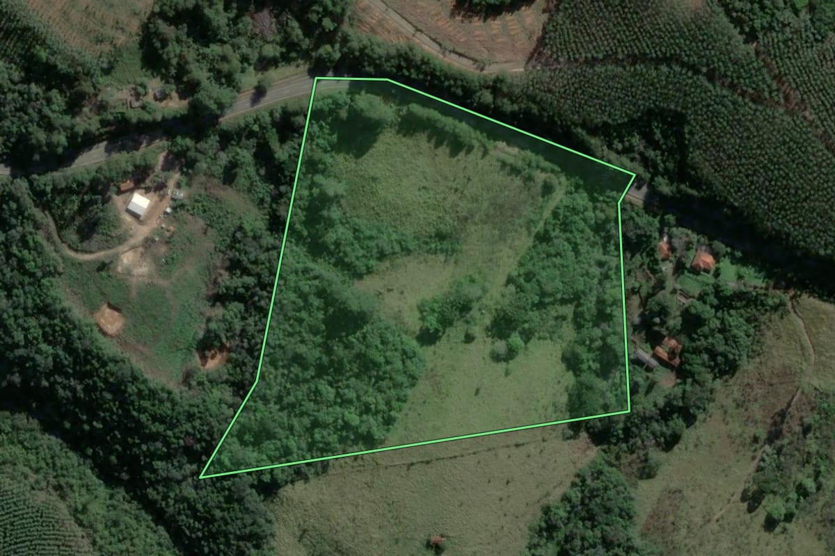 Imagem de satélite do imóvel rural em Tibagi (PR), com o contorno declarado no CAR desenhado por cima.