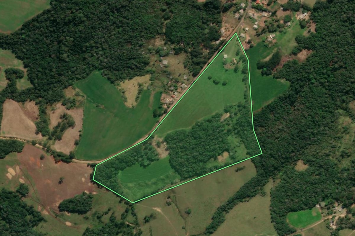Imagem de satélite do imóvel rural em Tibagi (PR), com o contorno declarado no CAR desenhado por cima.