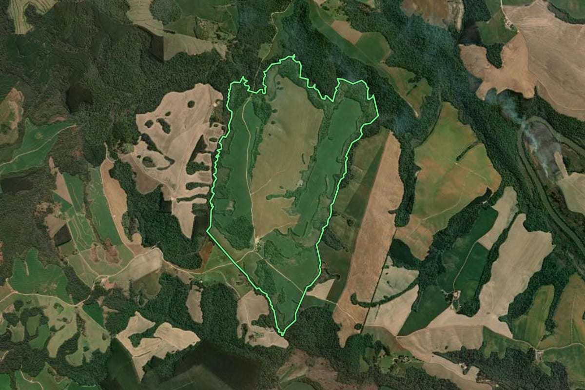 Imagem de satélite do imóvel rural em Tibagi (PR), com o contorno declarado no CAR desenhado por cima.