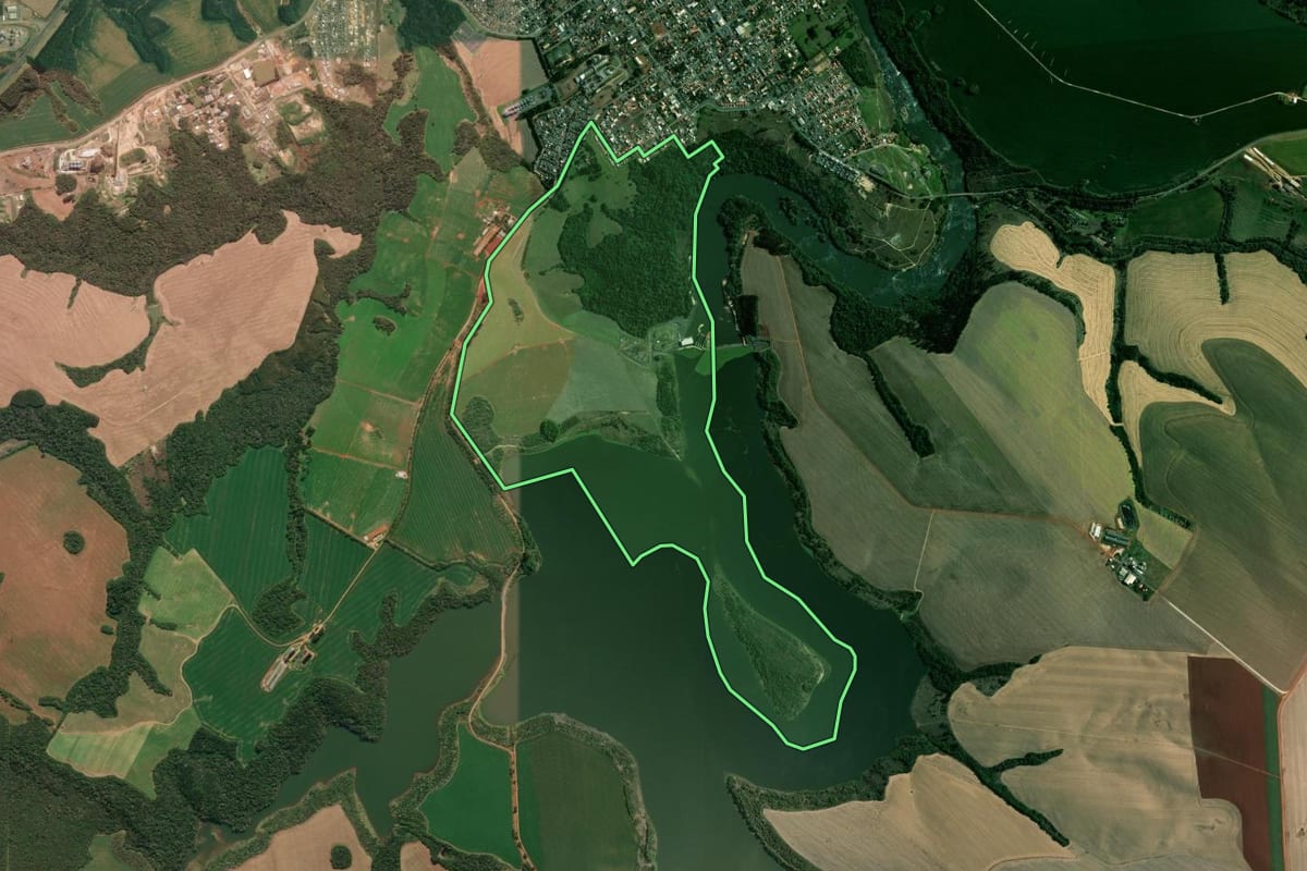 Imagem de satélite do imóvel rural em Tibagi (PR), com o contorno declarado no CAR desenhado por cima.
