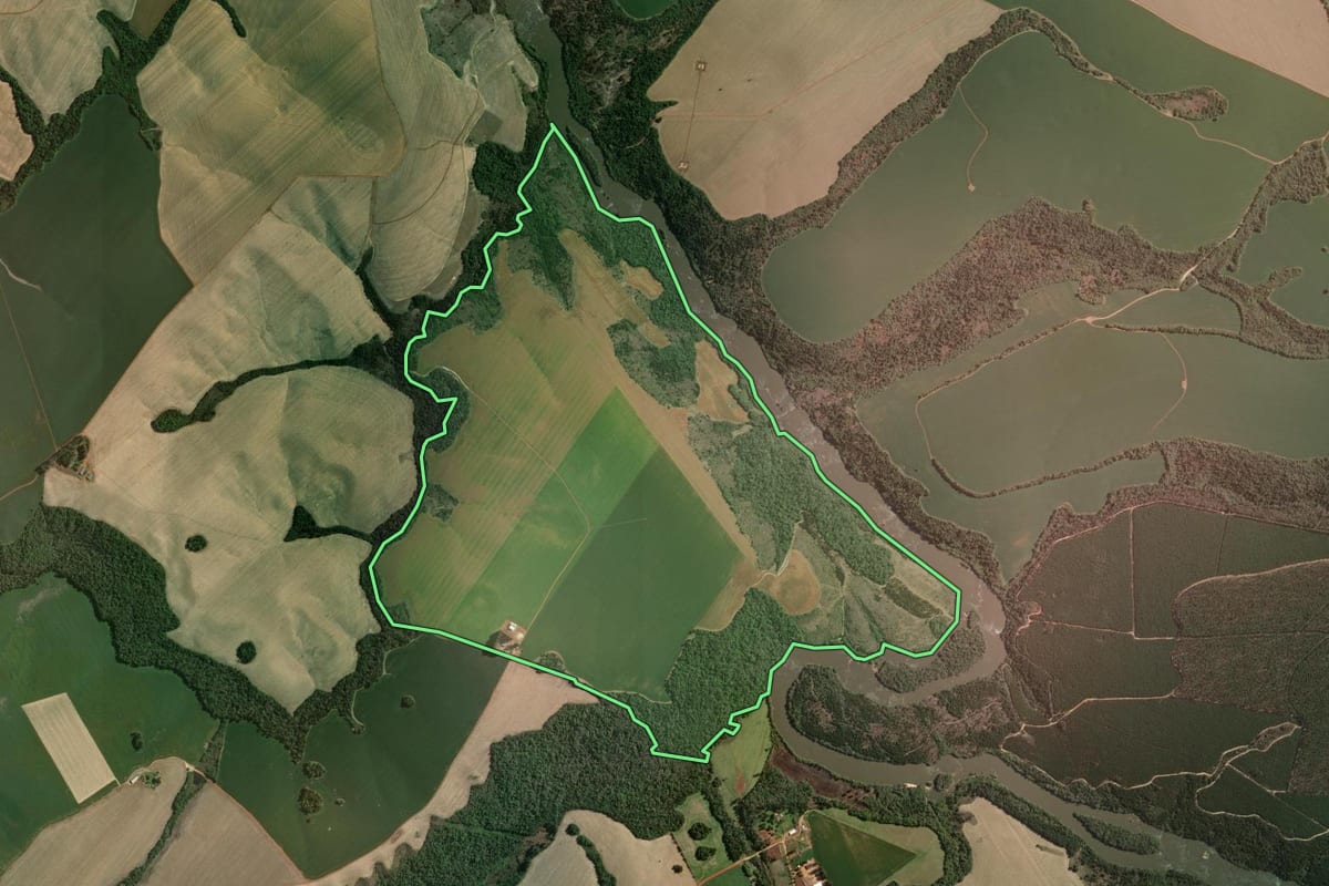 Imagem de satélite do imóvel rural em Tibagi (PR), com o contorno declarado no CAR desenhado por cima.