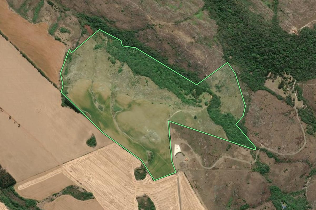 Imagem de satélite do imóvel rural em Tibagi (PR), com o contorno declarado no CAR desenhado por cima.