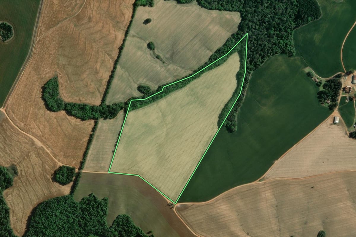 Imagem de satélite do imóvel rural em Tibagi (PR), com o contorno declarado no CAR desenhado por cima.
