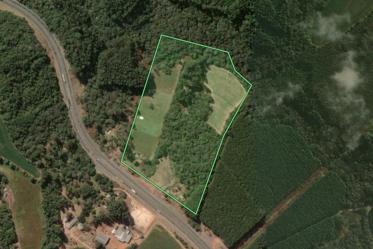 Imagem de satélite do imóvel rural em Tibagi (PR), com o contorno declarado no CAR desenhado por cima.