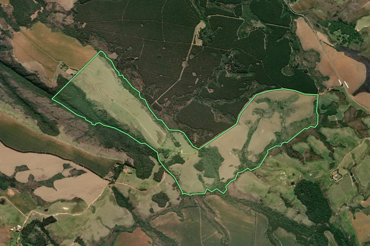 Imagem de satélite do imóvel rural em Tibagi (PR), com o contorno declarado no CAR desenhado por cima.