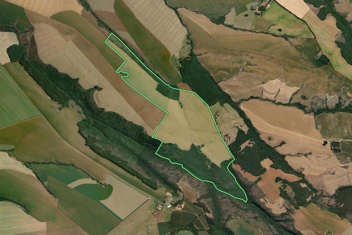 Imagem de satélite do imóvel rural em Tibagi (PR), com o contorno declarado no CAR desenhado por cima.
