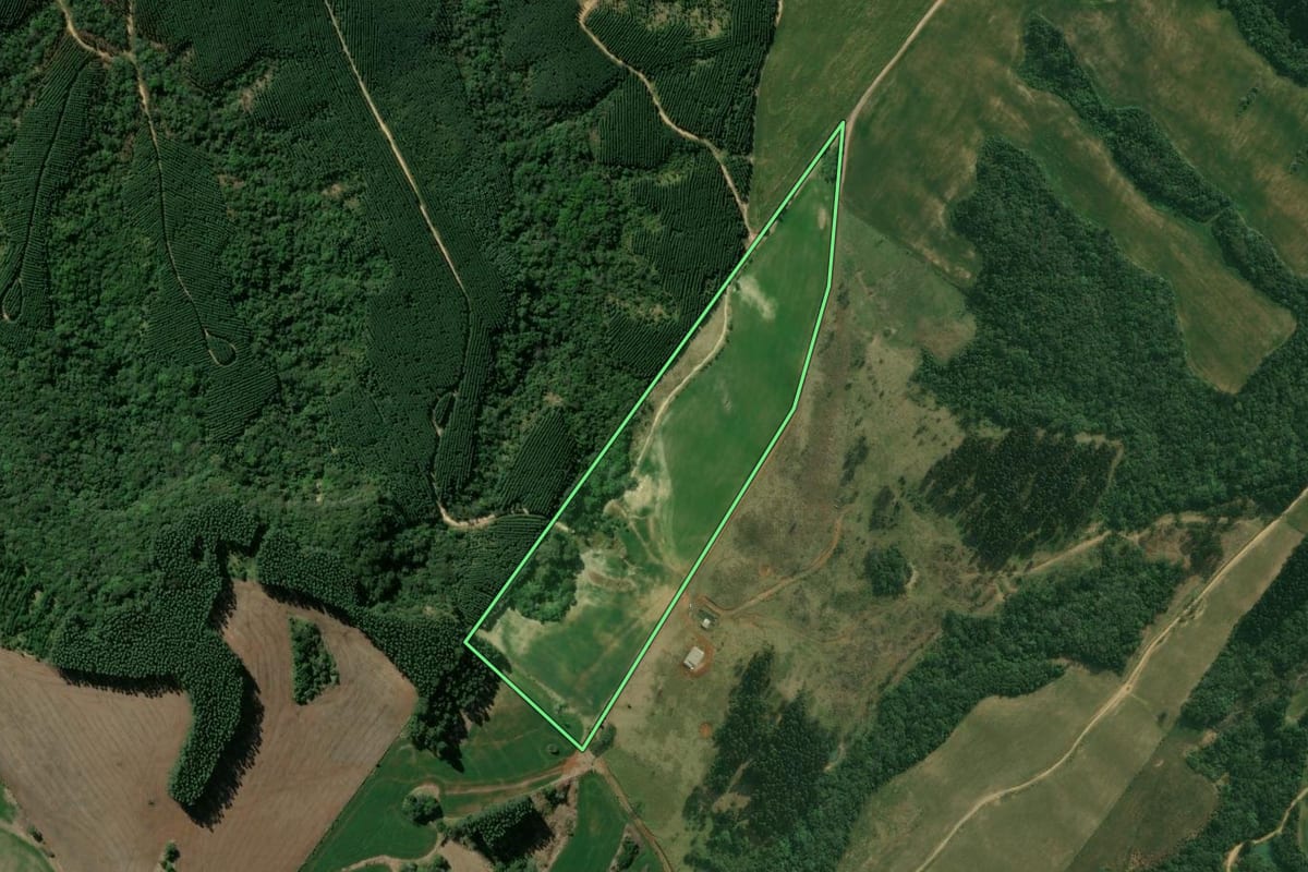 Imagem de satélite do imóvel rural em Tibagi (PR), com o contorno declarado no CAR desenhado por cima.