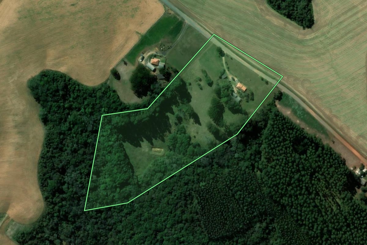 Imagem de satélite do imóvel rural em Tibagi (PR), com o contorno declarado no CAR desenhado por cima.