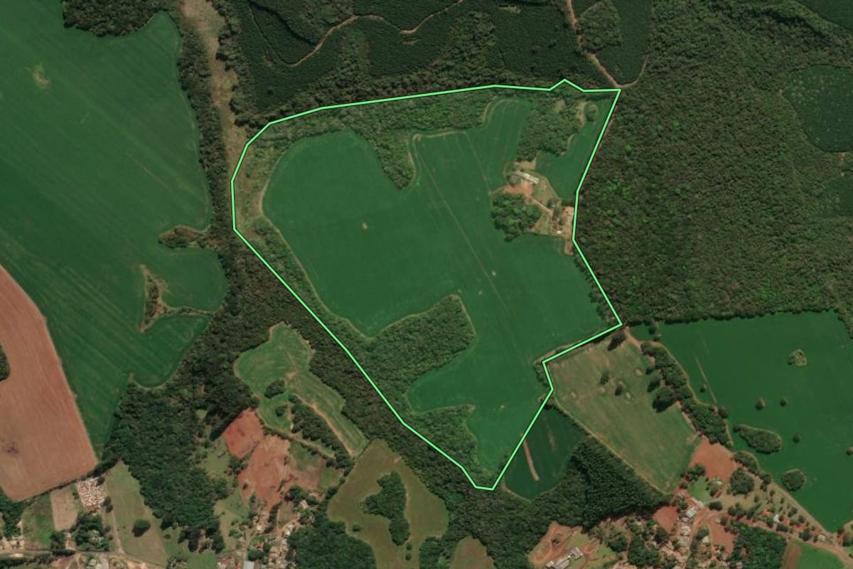 Imagem de satélite do imóvel rural em Tibagi (PR), com o contorno declarado no CAR desenhado por cima.