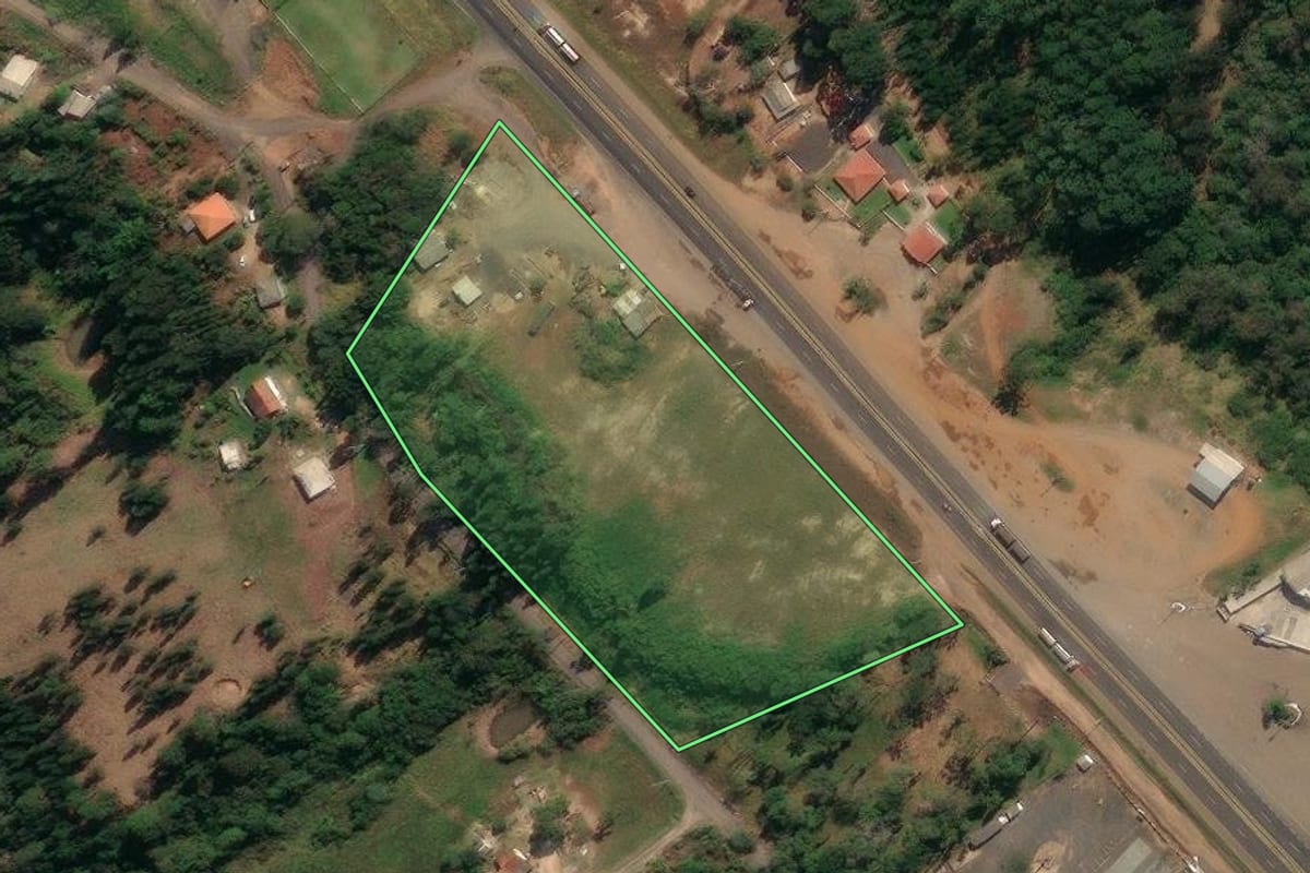 Imagem de satélite do imóvel rural em Tibagi (PR), com o contorno declarado no CAR desenhado por cima.