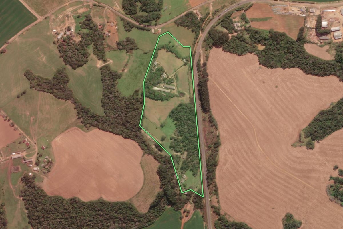 Imagem de satélite do imóvel rural em Tibagi (PR), com o contorno declarado no CAR desenhado por cima.