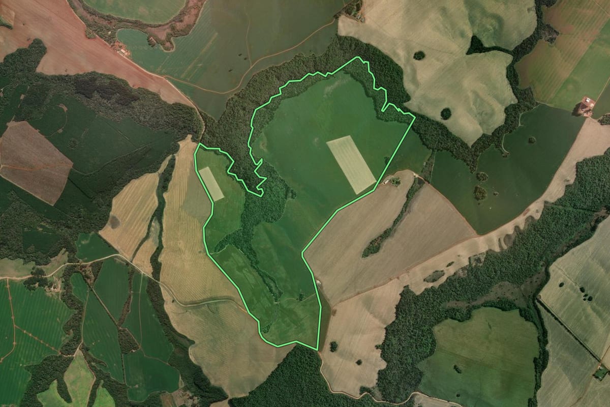 Imagem de satélite do imóvel rural em Tibagi (PR), com o contorno declarado no CAR desenhado por cima.