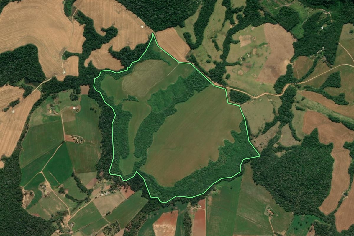 Imagem de satélite do imóvel rural em Tibagi (PR), com o contorno declarado no CAR desenhado por cima.