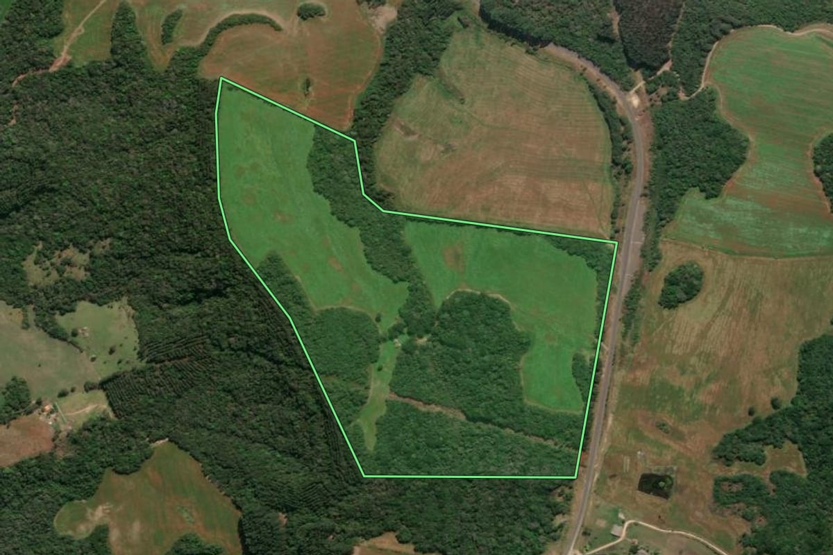 Imagem de satélite do imóvel rural em Tibagi (PR), com o contorno declarado no CAR desenhado por cima.