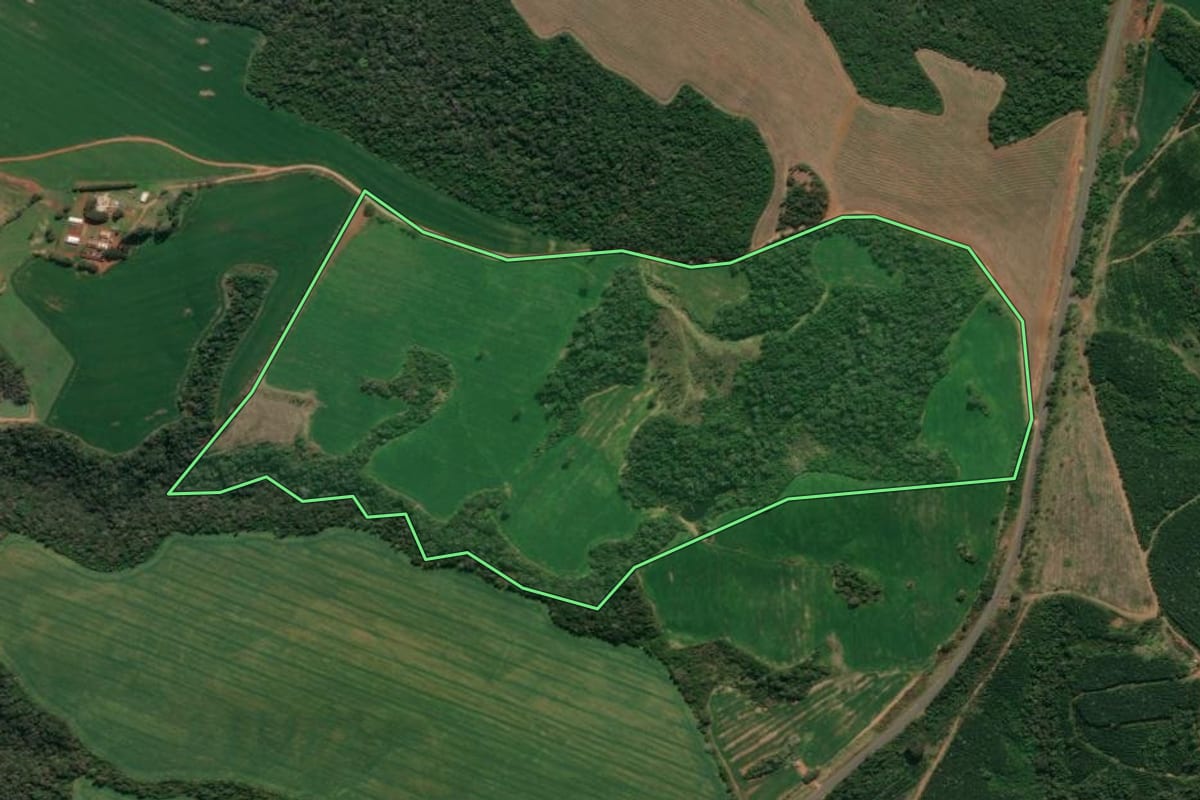 Imagem de satélite do imóvel rural em Tibagi (PR), com o contorno declarado no CAR desenhado por cima.