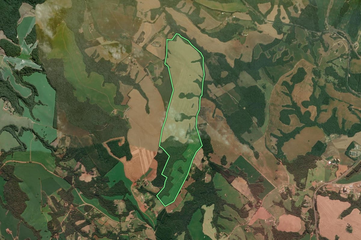 Imagem de satélite do imóvel rural em Tibagi (PR), com o contorno declarado no CAR desenhado por cima.