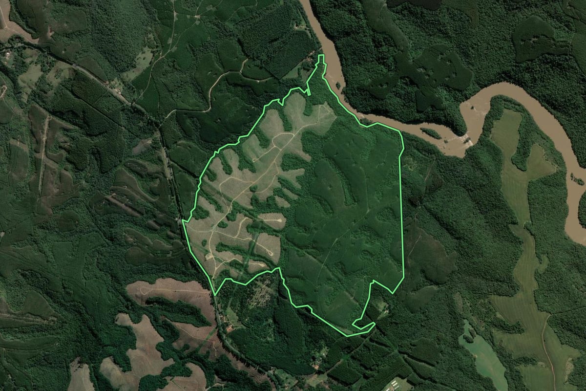 Imagem de satélite do imóvel rural em Tibagi (PR), com o contorno declarado no CAR desenhado por cima.