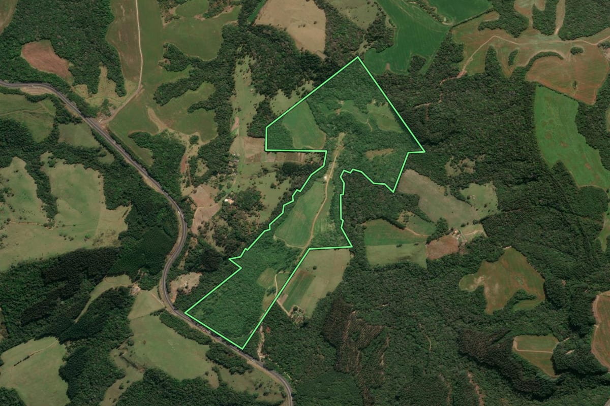 Imagem de satélite do imóvel rural em Tibagi (PR), com o contorno declarado no CAR desenhado por cima.