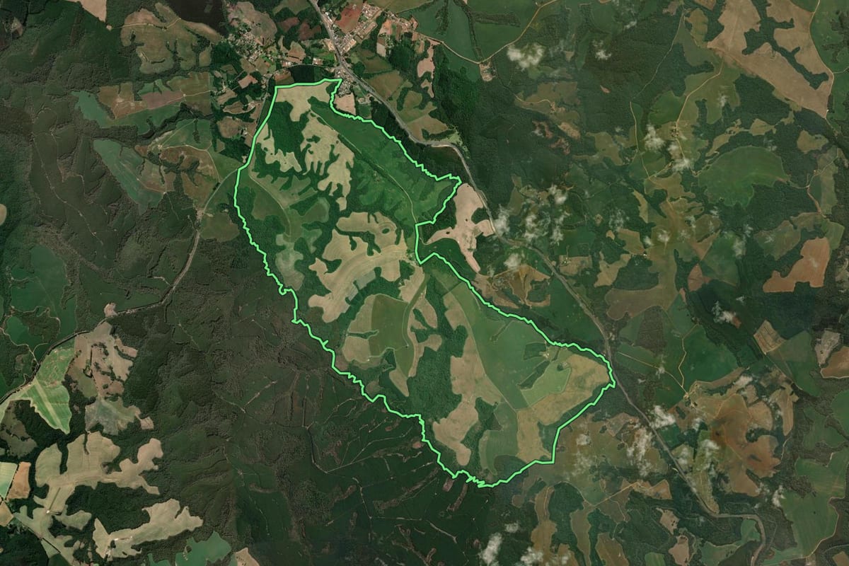 Imagem de satélite do imóvel rural em Tibagi (PR), com o contorno declarado no CAR desenhado por cima.