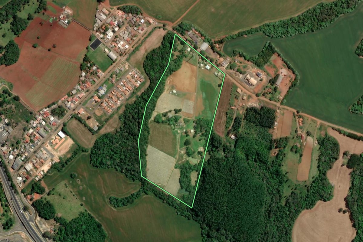 Imagem de satélite do imóvel rural em Tibagi (PR), com o contorno declarado no CAR desenhado por cima.