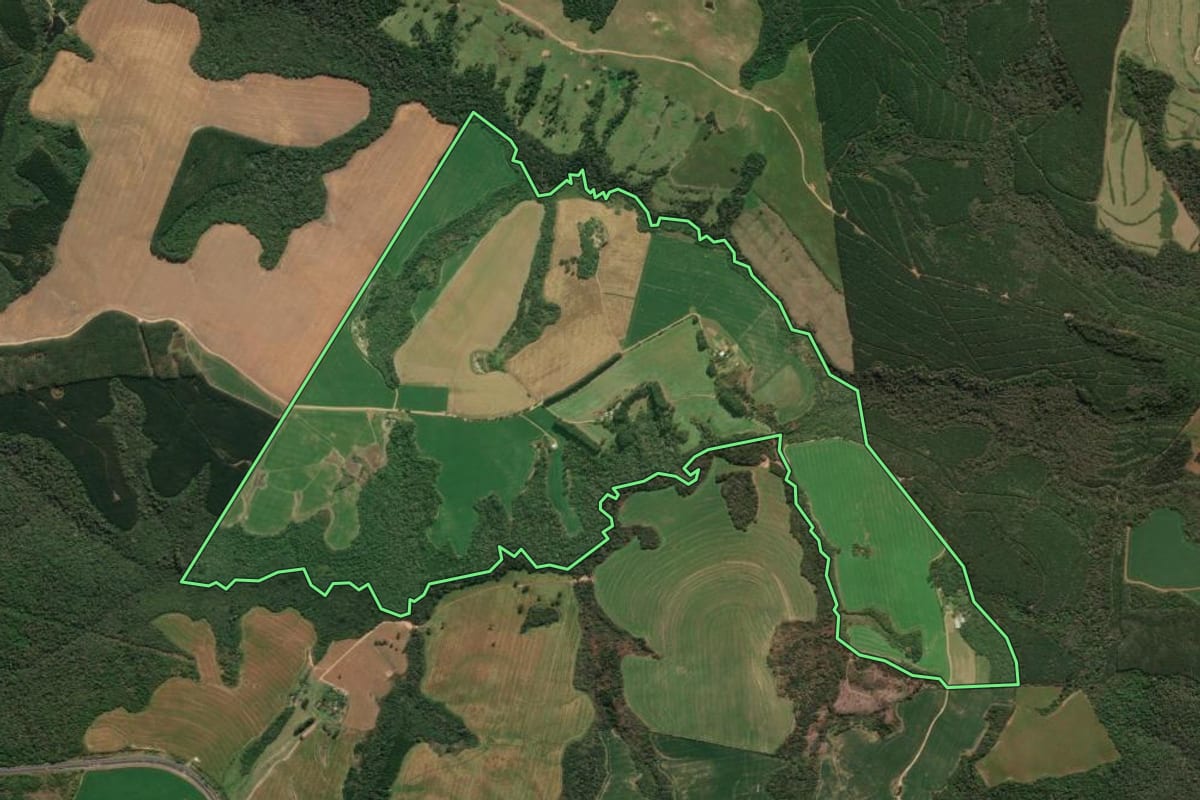Imagem de satélite do imóvel rural em Tibagi (PR), com o contorno declarado no CAR desenhado por cima.