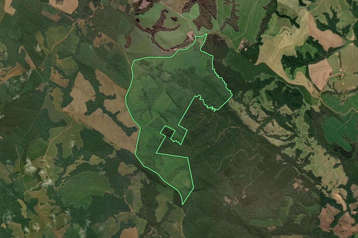 Imagem de satélite do imóvel rural em Tibagi (PR), com o contorno declarado no CAR desenhado por cima.