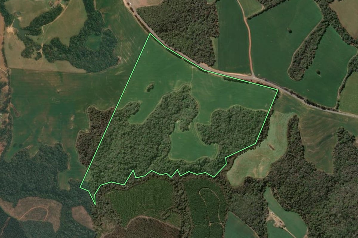 Imagem de satélite do imóvel rural em Tibagi (PR), com o contorno declarado no CAR desenhado por cima.