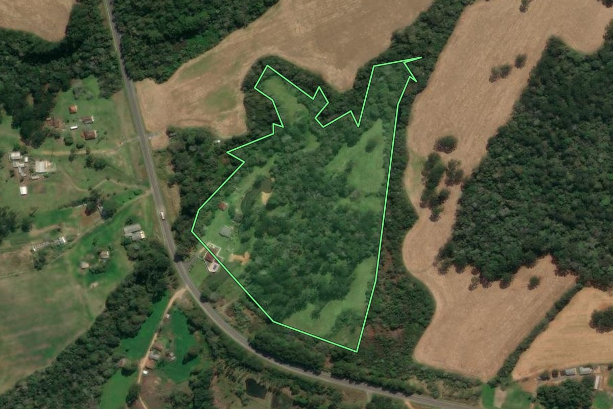 Imagem de satélite do imóvel rural em Tibagi (PR), com o contorno declarado no CAR desenhado por cima.