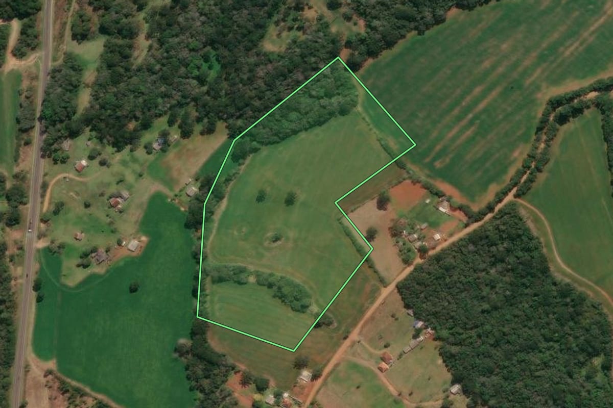Imagem de satélite do imóvel rural em Tibagi (PR), com o contorno declarado no CAR desenhado por cima.