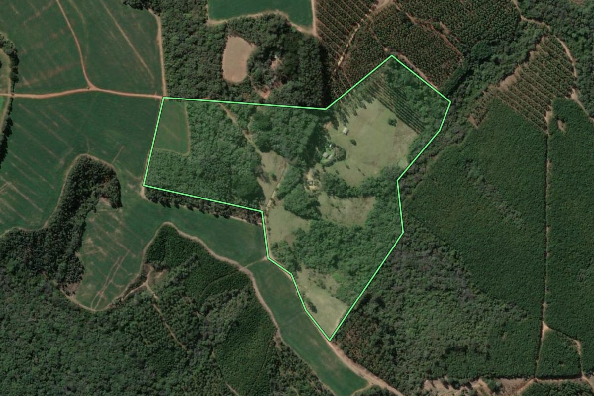 Imagem de satélite do imóvel rural em Tibagi (PR), com o contorno declarado no CAR desenhado por cima.