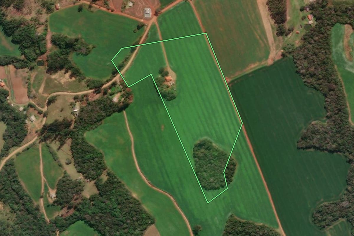 Imagem de satélite do imóvel rural em Tibagi (PR), com o contorno declarado no CAR desenhado por cima.