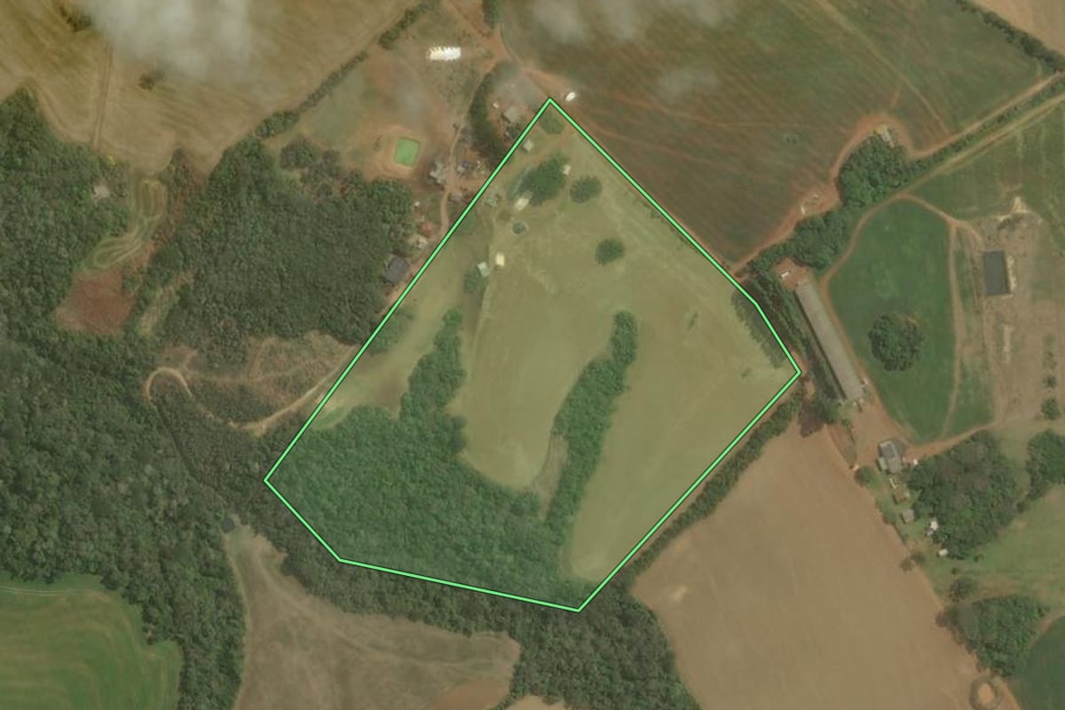 Imagem de satélite do imóvel rural em Tibagi (PR), com o contorno declarado no CAR desenhado por cima.