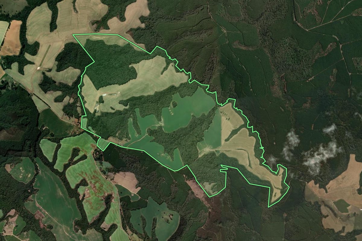 Imagem de satélite do imóvel rural em Tibagi (PR), com o contorno declarado no CAR desenhado por cima.
