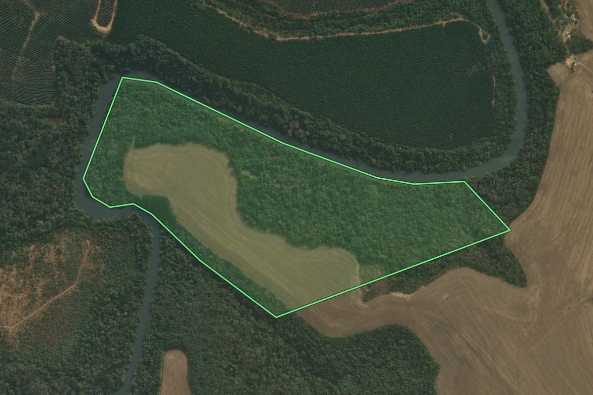 Imagem de satélite do imóvel rural em Tibagi (PR), com o contorno declarado no CAR desenhado por cima.