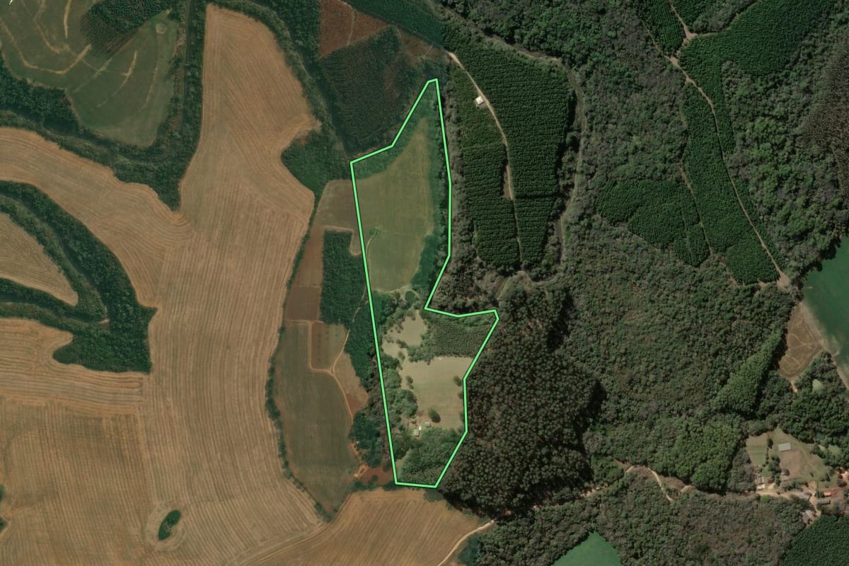 Imagem de satélite do imóvel rural em Tibagi (PR), com o contorno declarado no CAR desenhado por cima.