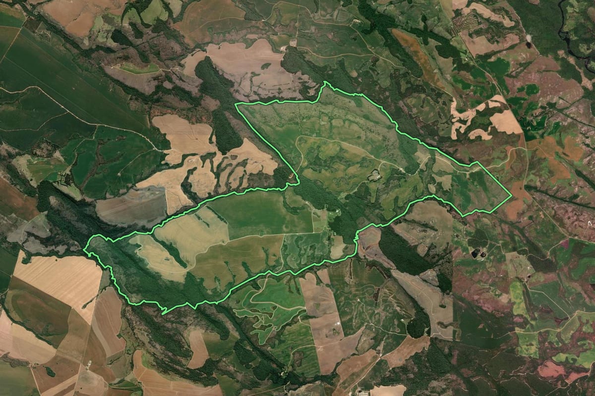 Imagem de satélite do imóvel rural em Tibagi (PR), com o contorno declarado no CAR desenhado por cima.